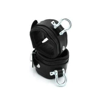 Leather Handcuffs with Metal Shackle koop je bij Speelgoed voor Volwassenen